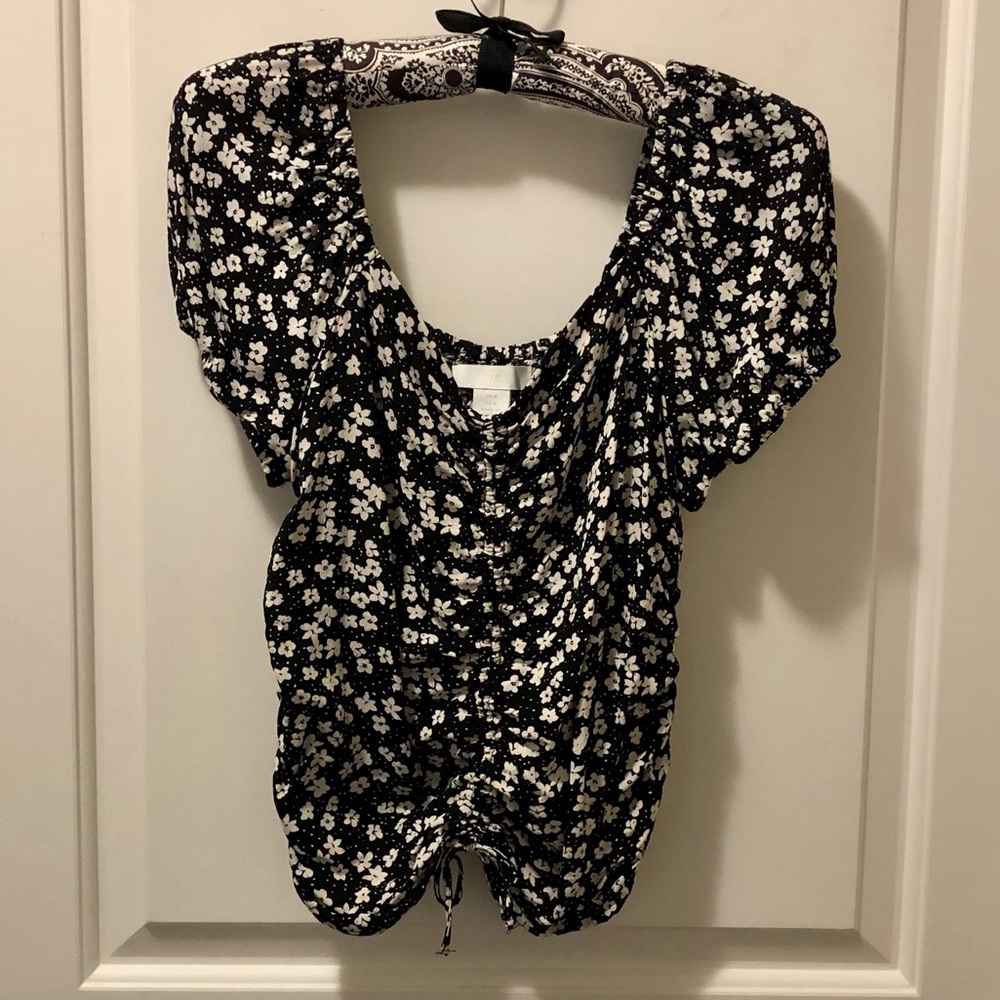 Super cute puff sleeved floral top!